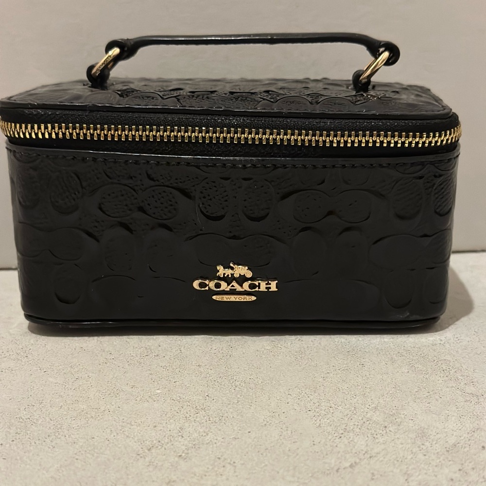 ⭐️AUTHENTIC⭐️

Small Coach Signature smooth calf leather zip cosmetic bag!